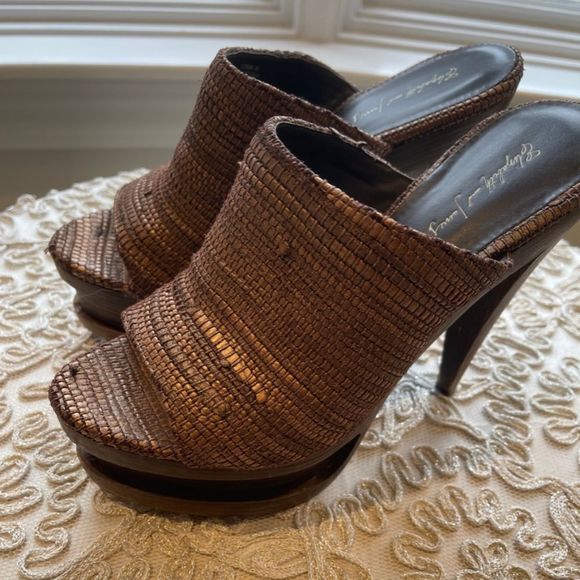 Elizabeth and James heel - Picture 3 of 4